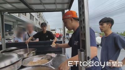 洪水重創花蓮光復鄉!部落青年開車送暖 爬梯發麵食畫面曝
