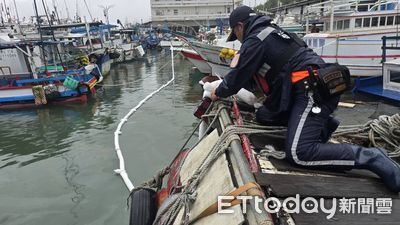 富岡漁港船半沉柴油外洩　急放「吸油棉+攔油索」控制污染
