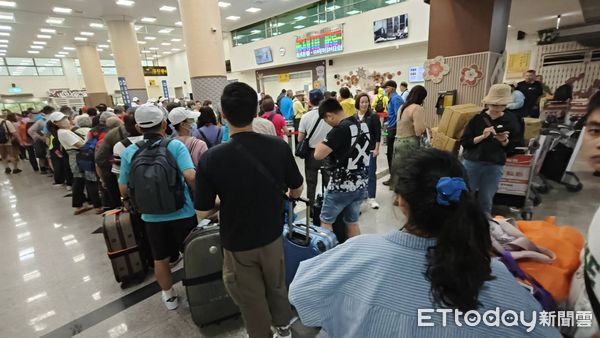 ▲▼受到樺加沙颱風影響，金廈小三通於今（24）日重新啟航，大批因颱風滯留的旅客，超過500人一早便擠爆金門水頭碼頭。（圖／記者林名揚翻攝）