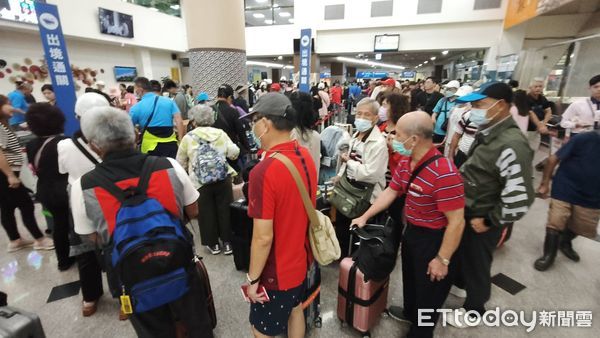 ▲▼受到樺加沙颱風影響，金廈小三通於今（24）日重新啟航，大批因颱風滯留的旅客，超過500人一早便擠爆金門水頭碼頭。（圖／記者林名揚翻攝）