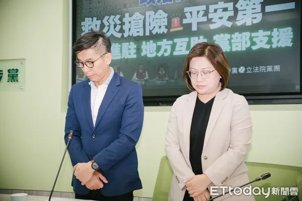 ▲▼民進黨團幹事長鍾佳濱、書記長陳培瑜默哀約11秒。（圖／記者詹詠淇攝）