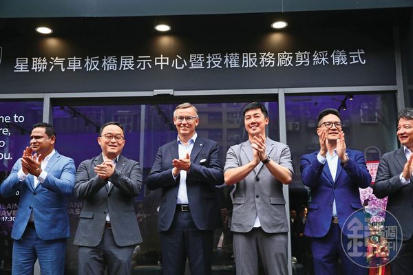 Peugeot在台刷新銷售紀錄，Peugeot全球執行長費維（左三）特地造訪台灣表達激賞。