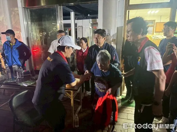 ▲▼  傅崐萁回花蓮救災 。（圖／國民黨立委傅崐萁提供）