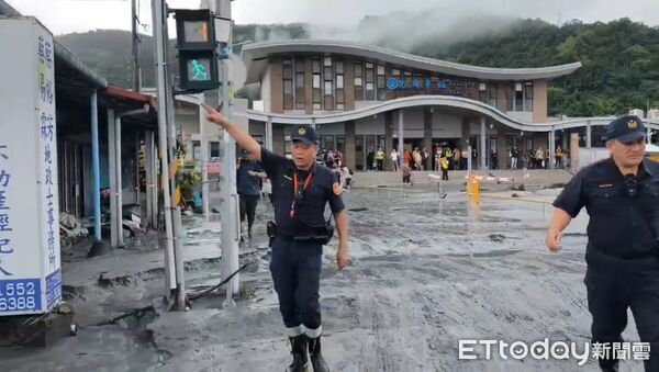 ▲馬太鞍溪上游堰塞湖24日再度溢流，警消大喊往上跑。（圖／攝影中心攝，下同）