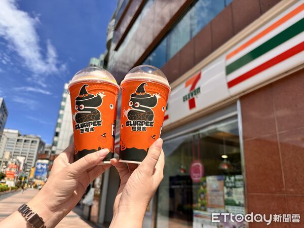▲▼7-11聯名法朋推出「蛋黃酥霜淇淋」，同步還有思樂冰優惠。（圖／記者林育綾攝）