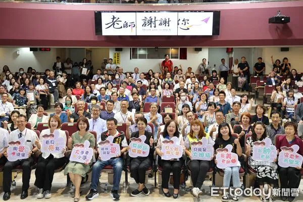 ▲南投縣114年度教師節表揚大會，縣長許淑華逐一頒獎、隆重表揚教育楷模。（圖／南投縣政府提供，下同）