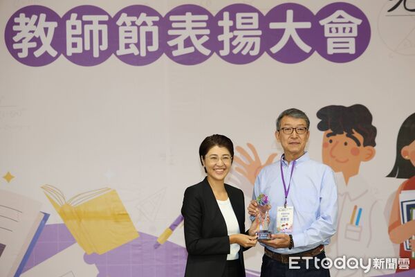 ▲杏壇芬芳獎得主吳聰哲（右）。（圖／南投縣政府提供）