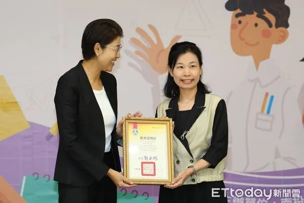 ▲師鐸獎得主李佩樺（右）接受南投縣長許淑華表揚。（圖／南投縣政府提供，下同）