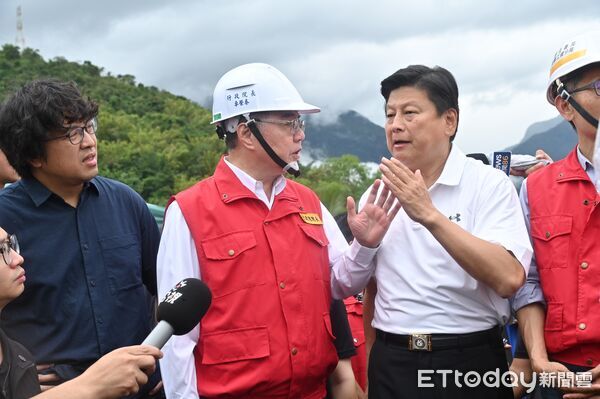▲ ，行政院長卓榮泰與傅崐萁到馬太鞍溪斷橋邊視察 。（圖／記者李毓康攝）