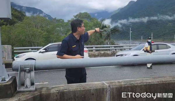 ▲▼             花蓮光復鄉馬太鞍溪上游堰塞湖再度出現溢流情況。（圖／攝影中心攝，下同）
