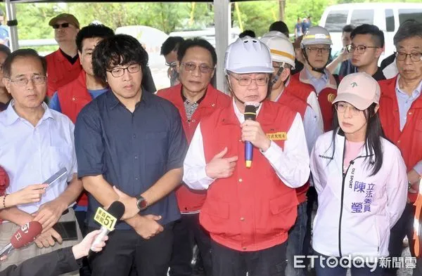 ▲▼ 強颱「樺加沙」雖逐漸遠離台灣，但外圍環流持續影響全台，花蓮縣馬太鞍溪上游堰塞湖溢流，洪峰沖毀馬太鞍溪橋，大水漫入光復鄉市區，行政院長卓榮泰到馬太鞍溪斷橋邊視察。（圖／記者李毓康攝）