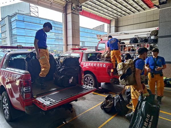 ▲▼台北搜救隊全力支援花蓮救災。（圖／翻攝自Facebook／蔣萬安）