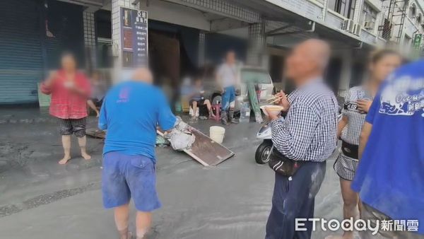 ▲▼ 太巴塱部落的幾位青年今日前往光復鄉提供食物給災民 。（圖／記者陳煥丞攝）