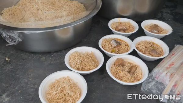 ▲▼ 太巴塱部落的幾位青年今日前往光復鄉提供食物給災民 。（圖／記者陳煥丞攝）