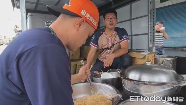 ▲▼ 太巴塱部落的幾位青年今日前往光復鄉提供食物給災民 。（圖／記者陳煥丞攝）