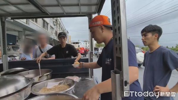 ▲▼ 太巴塱部落的幾位青年今日前往光復鄉提供食物給災民 。（圖／記者陳煥丞攝）