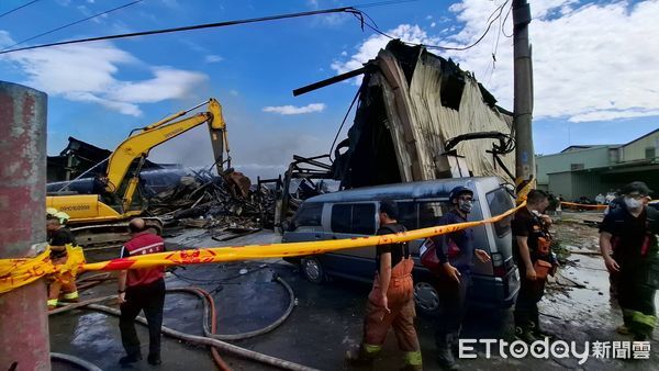 ▲▼吳姓老闆母親悲傷認屍，箱型車後方就是工廠大門，吳男一家人僅一步就可逃出，警消線現場噴水滅殘火             。（圖／記者陸運陞攝）