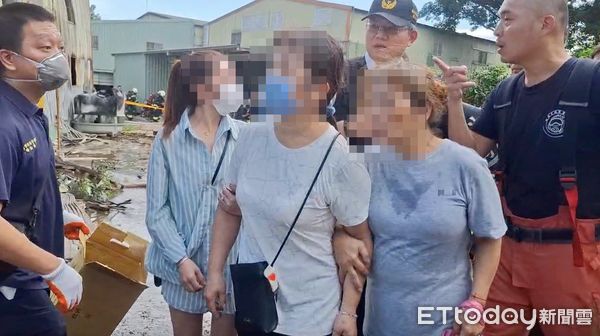 ▲▼吳姓老闆母親悲傷認屍，箱型車後方就是工廠大門，吳男一家人僅一步就可逃出，警消線現場噴水滅殘火             。（圖／記者陸運陞攝）