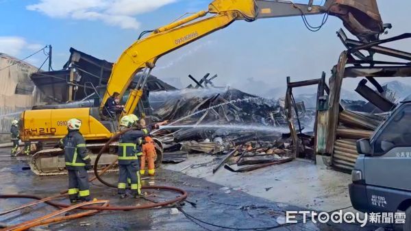 ▲▼吳姓老闆母親悲傷認屍，箱型車後方就是工廠大門，吳男一家人僅一步就可逃出，警消線現場噴水滅殘火             。（圖／記者陸運陞攝）