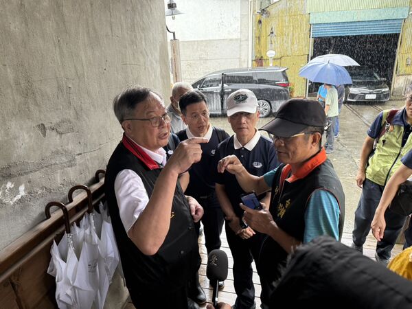 ▲▼慈濟基金會執行長顏博文(左)與志工趕赴花蓮。（圖／慈濟提供）