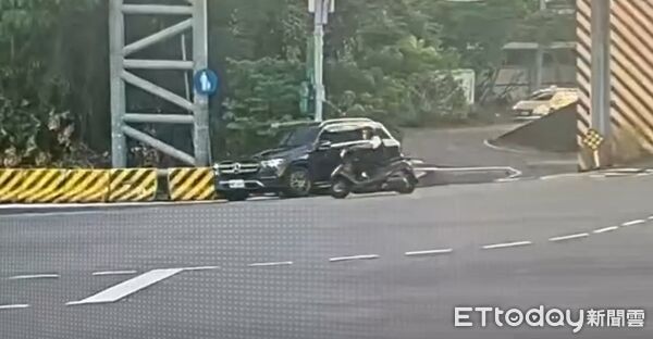 ▲▼▲賓士駕駛開車準備打高爾夫，視線死角撞死公車司機。(圖／記者邱中岳翻攝）