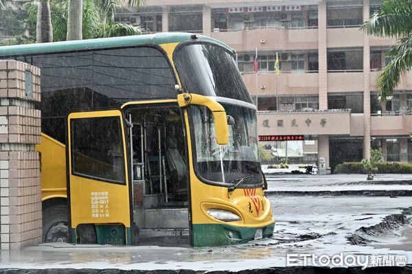 ▲▼ 強颱「樺加沙」雖逐漸遠離台灣，但外圍環流持續影響全台，花蓮縣馬太鞍溪上游堰塞湖溢流，洪峰沖毀馬太鞍溪橋，大水漫入光復鄉市區，市區街頭一片狼藉，滿是污泥。（圖／記者李毓康攝）