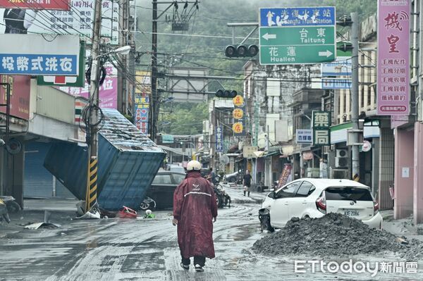 ▲▼ 強颱「樺加沙」雖逐漸遠離台灣，但外圍環流持續影響全台，花蓮縣馬太鞍溪上游堰塞湖溢流，洪峰沖毀馬太鞍溪橋，大水漫入光復鄉市區，市區街頭一片狼藉，滿是污泥。（圖／記者李毓康攝）