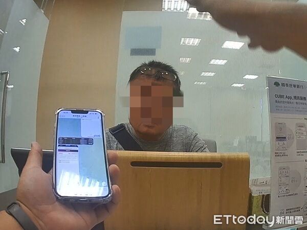 ▲▼警方與行員連手耐心勸說，及時攔阻守住民眾血汗錢。。（圖／中壢警分局提供）