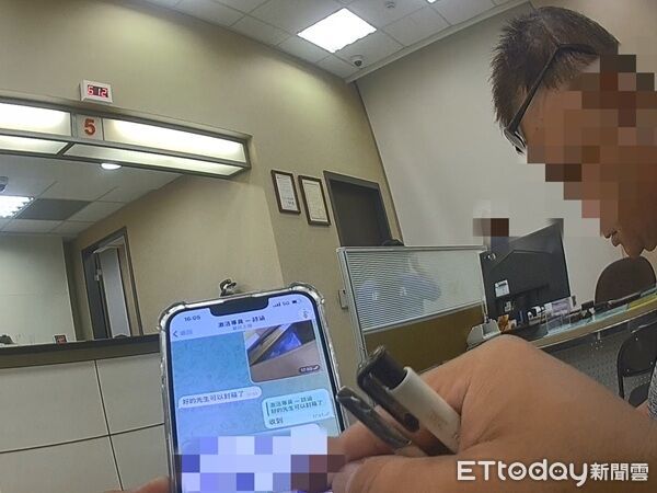 ▲▼警方與行員連手耐心勸說，及時攔阻守住民眾血汗錢。。（圖／中壢警分局提供）