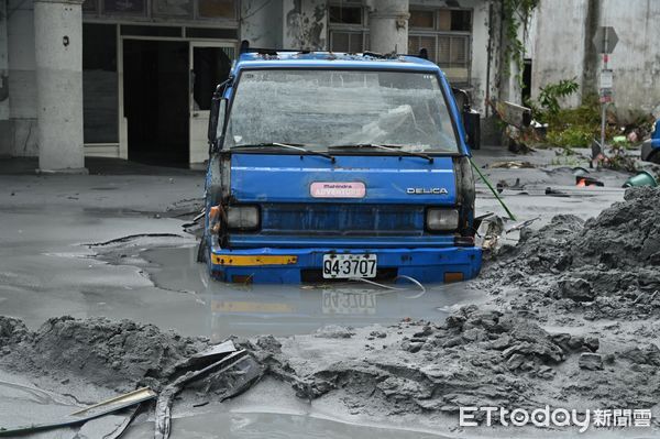 ▲▼ 強颱「樺加沙」雖逐漸遠離台灣，但外圍環流持續影響全台，花蓮縣馬太鞍溪上游堰塞湖溢流，洪峰沖毀馬太鞍溪橋，大水漫入光復鄉市區，市區街頭一片狼藉，滿是污泥 。（圖／記者李毓康攝）