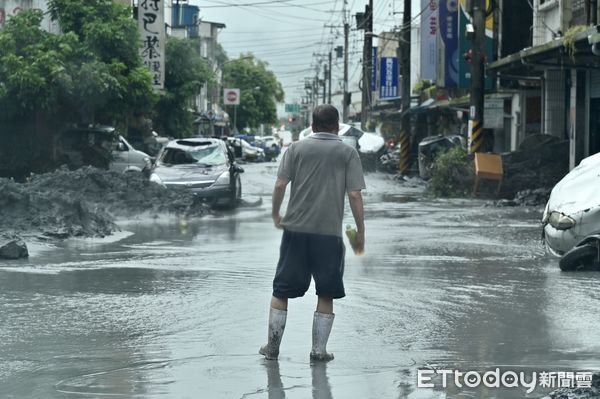 ▲▼ 強颱「樺加沙」雖逐漸遠離台灣，但外圍環流持續影響全台，花蓮縣馬太鞍溪上游堰塞湖溢流，洪峰沖毀馬太鞍溪橋，大水漫入光復鄉市區，市區街頭一片狼藉，滿是污泥 。（圖／記者李毓康攝）