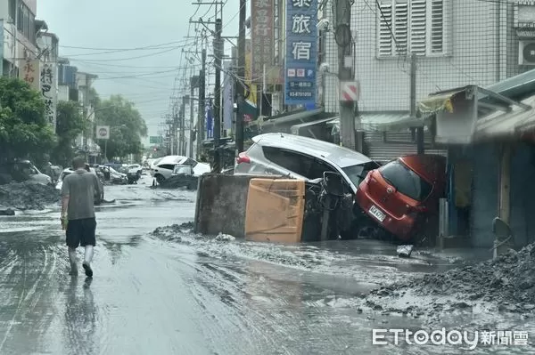 ▲▼ 強颱「樺加沙」雖逐漸遠離台灣，但外圍環流持續影響全台，花蓮縣馬太鞍溪上游堰塞湖溢流，洪峰沖毀馬太鞍溪橋，大水漫入光復鄉市區，市區街頭一片狼藉，滿是污泥 。（圖／記者李毓康攝）