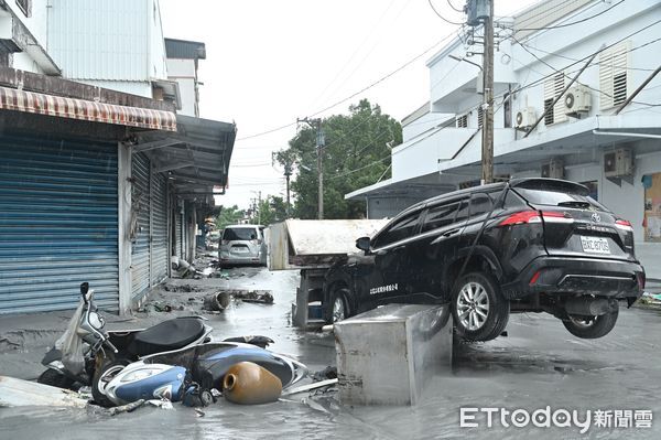 ▲▼ 強颱「樺加沙」雖逐漸遠離台灣，但外圍環流持續影響全台，花蓮縣馬太鞍溪上游堰塞湖溢流，洪峰沖毀馬太鞍溪橋，大水漫入光復鄉市區，市區街頭一片狼藉，滿是污泥 。（圖／記者李毓康攝）