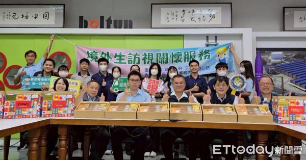 ▲台南市勞工局王鑫基局長與移民署及崑山科技大學團隊前往恆耀工業，致贈庇護工場製作月餅，關懷境外生與外國專業人員。（記者林東良翻攝，下同）