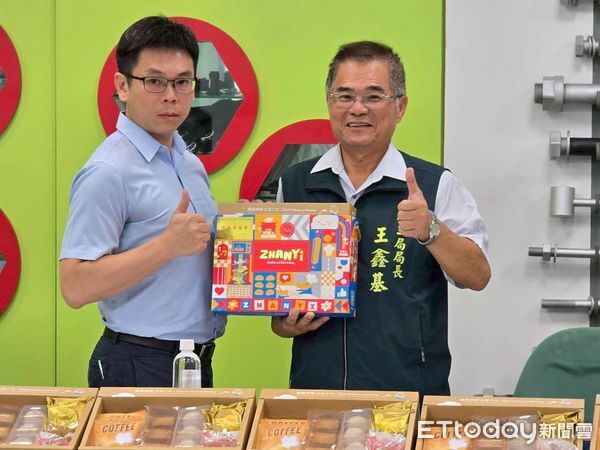 ▲台南市勞工局王鑫基局長與移民署及崑山科技大學團隊前往恆耀工業，致贈庇護工場製作月餅，關懷境外生與外國專業人員。（記者林東良翻攝，下同）