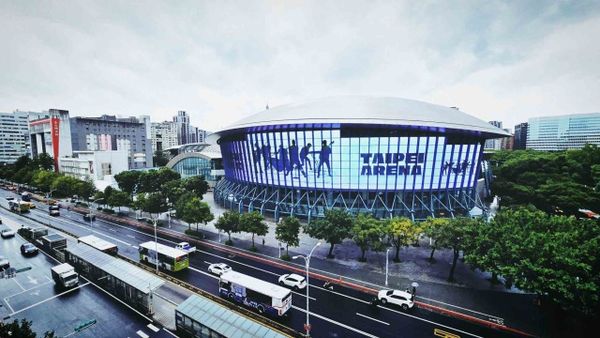 ▲共和世代（OneRepublic）小巨蛋外牆「霸氣剪影」引熱議。（圖／ Live Nation Taiwan提供）