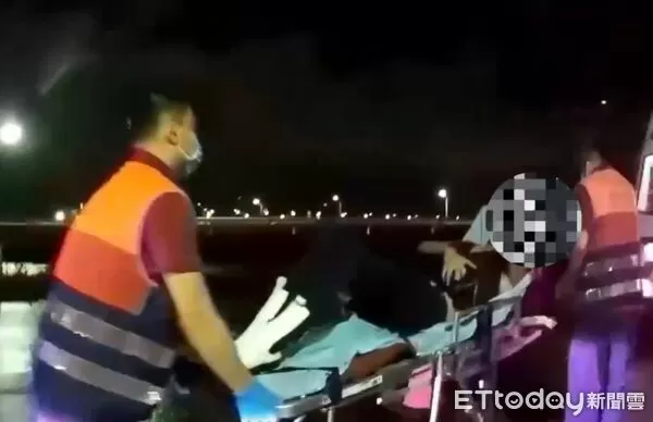 ▲▼男友出拳毆女友，導致女友流鼻血，她怒跳車頭部紅腫。(圖／記者邱中岳翻攝）