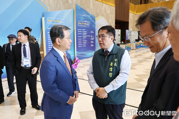 ▲黃偉哲市長與立法院長韓國瑜於開幕式現場寒暄，歡迎全球檯商蒞臨台南。（圖／記者林東良翻攝，下同）