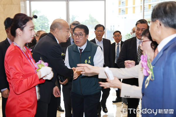 ▲黃偉哲市長與立法院長韓國瑜於開幕式現場寒暄，歡迎全球檯商蒞臨台南。（圖／記者林東良翻攝，下同）