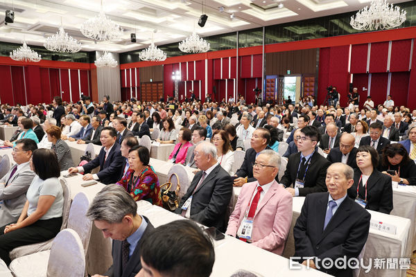 ▲黃偉哲市長與立法院長韓國瑜於開幕式現場寒暄，歡迎全球檯商蒞臨台南。（圖／記者林東良翻攝，下同）