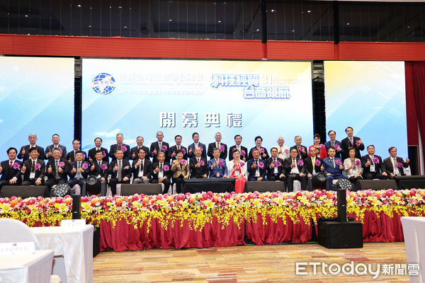 ▲黃偉哲市長與立法院長韓國瑜於開幕式現場寒暄，歡迎全球檯商蒞臨台南。（圖／記者林東良翻攝，下同）