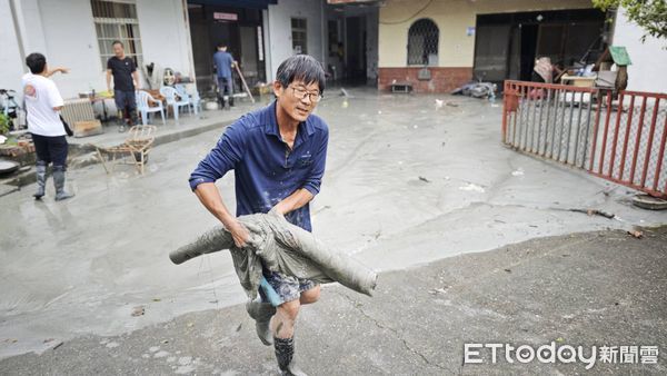 ▲▼民眾回想當天為了回家救阿嬤，驚險的與水賽跑。(圖／記者陳煥丞攝）