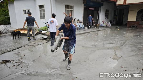 ▲▼民眾回想當天為了回家救阿嬤，驚險的與水賽跑。(圖／記者陳煥丞攝）