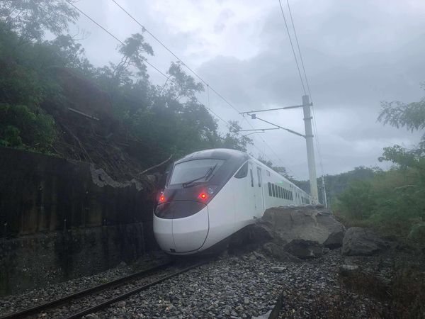 ▲▼台鐵自強號在台東線山里-鹿野間撞擊落石。（圖／翻攝三鐵事故通報平台）