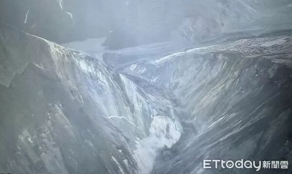 ▲▼林業保育署24日上午利用無人機勘查堰塞湖，溢流口壩頂已遭水流下切80公尺，蓄水量減少75％，但仍維持紅色警戒。（圖／林保署提供）