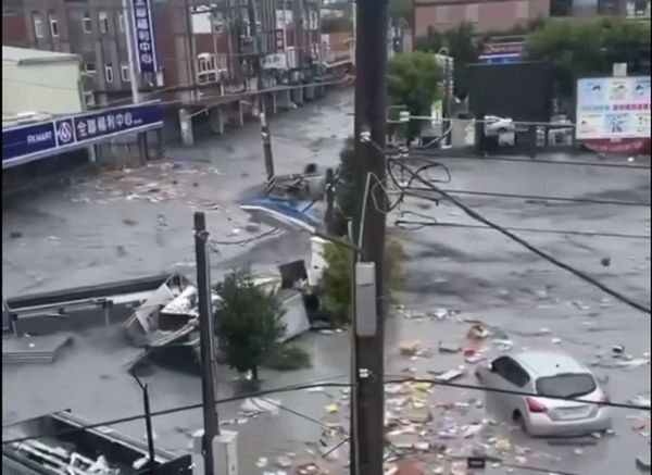 花蓮馬太鞍溪上游堰塞湖23日下午溢堤，大量洪水沖毀馬太鞍橋，還淹沒光復鄉，造成重大災情。（讀者提供）