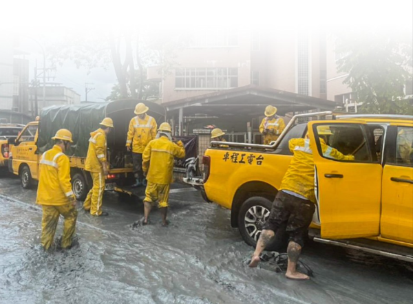 ▲台電人員徒步前進搶修。（圖／翻攝自臉書／台電電力粉絲團）