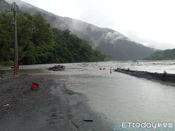 ▲▼荖濃溪水暴漲挾土石沖刷　南橫公路勤和復興段遭淹沒900m。（圖／記者賴文萱翻攝）