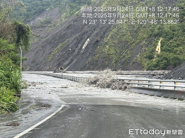 ▲▼荖濃溪水暴漲挾土石沖刷　南橫公路勤和復興段遭淹沒900m。（圖／記者賴文萱翻攝）