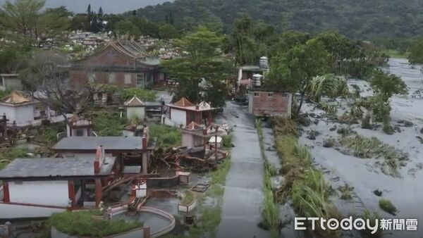 ▲▼ 花蓮縣馬太鞍溪上游堰塞湖溢流，造成光復鄉市區道路嚴重受創 。（圖／攝影中心記者攝）